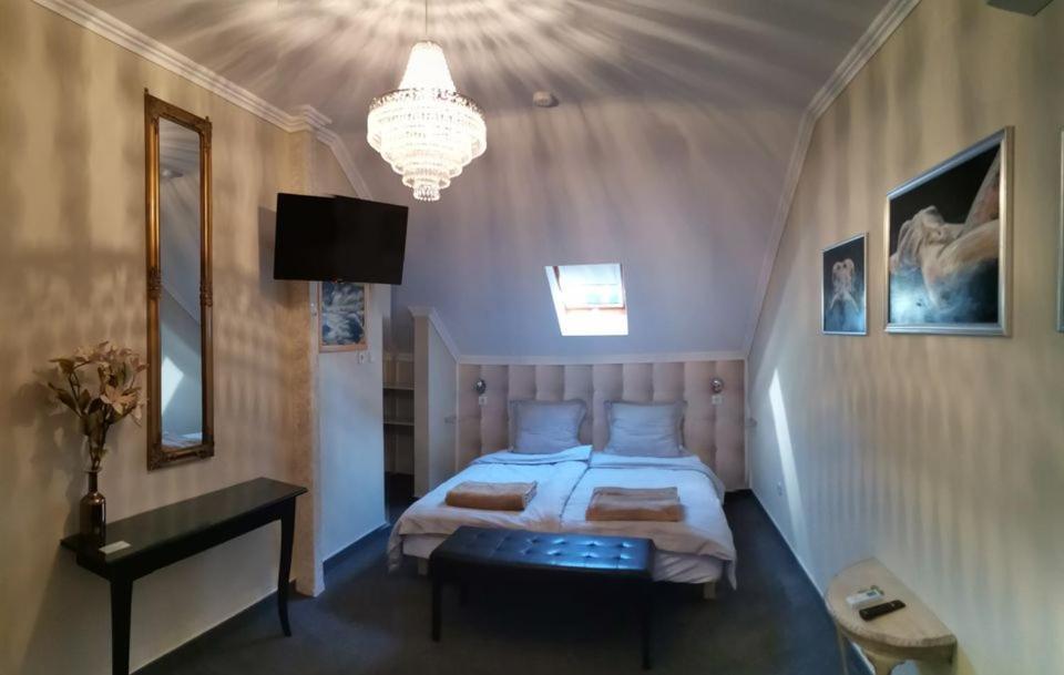Lika Panzio Gyula Hotel Esterno foto