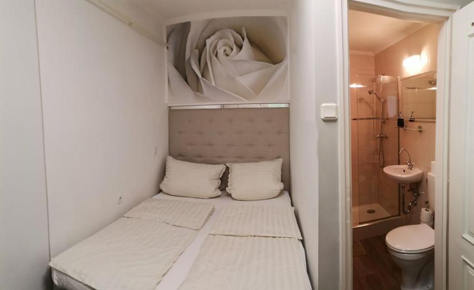 Lika Panzio Gyula Hotel Esterno foto
