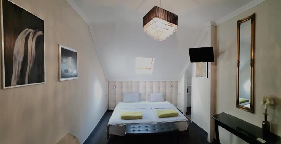 Lika Panzio Gyula Hotel Esterno foto